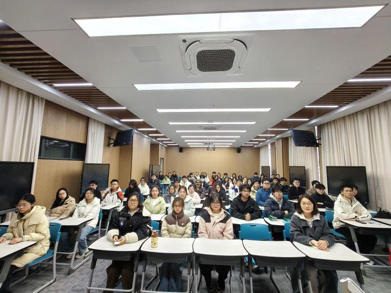  有声小说
举行新发展团员入团...